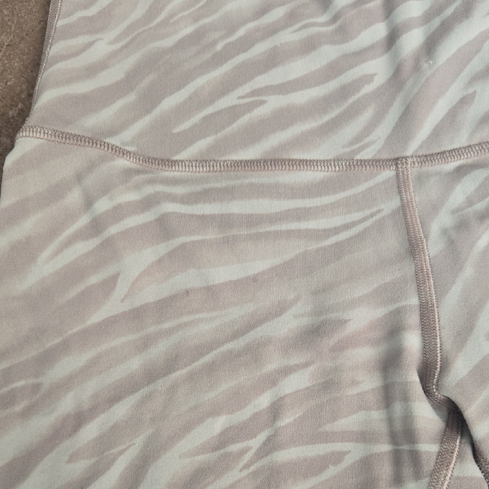 lululemon athletica Zebra Pattern Bike Shorts - Gray - Picture 3 of 4